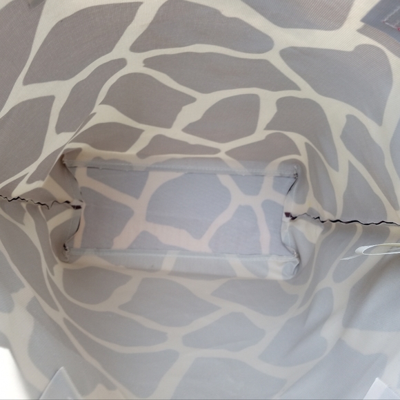 Elizabeth Arden Giraffe Print Tote - Picture 2 of 7
